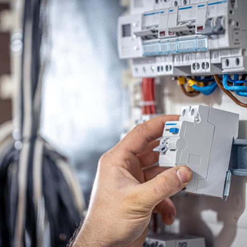 electricista-masculino-trabaja-centralita-cable-conexion-electrica (1)
