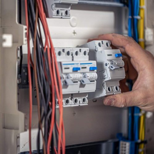 electricista-masculino-trabaja-centralita-cable-conexion-electrica (2)